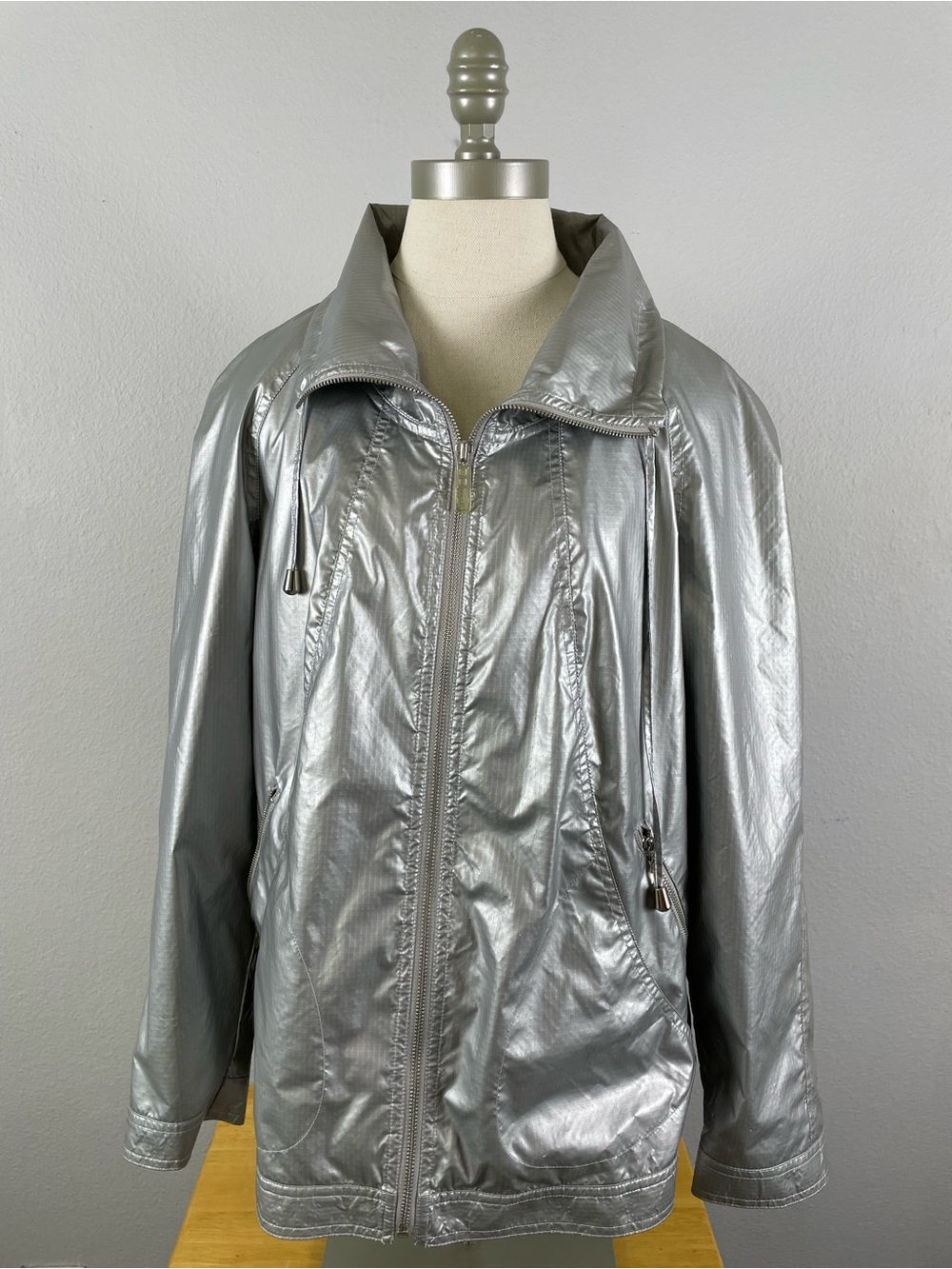 Chico's Zenergy Silver Full Zip Windbreaker Jacket Large (Size 3) Pockets